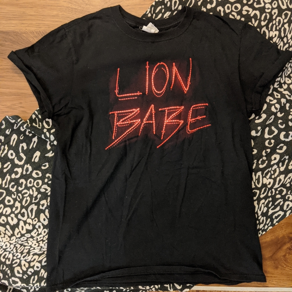 Lion Babe band tee/ concert merch / graphic tee (medium)
